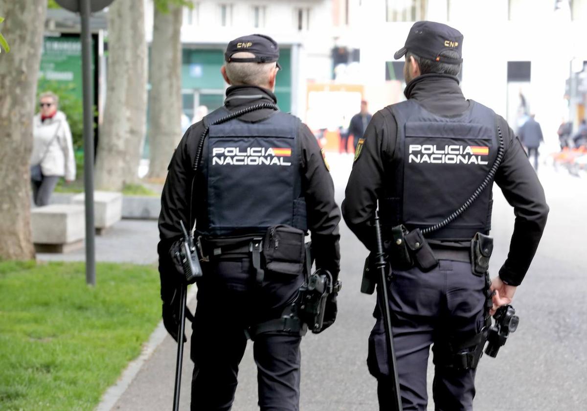 Dos agentes de la Policía Nacional, en una imagen de archivo.