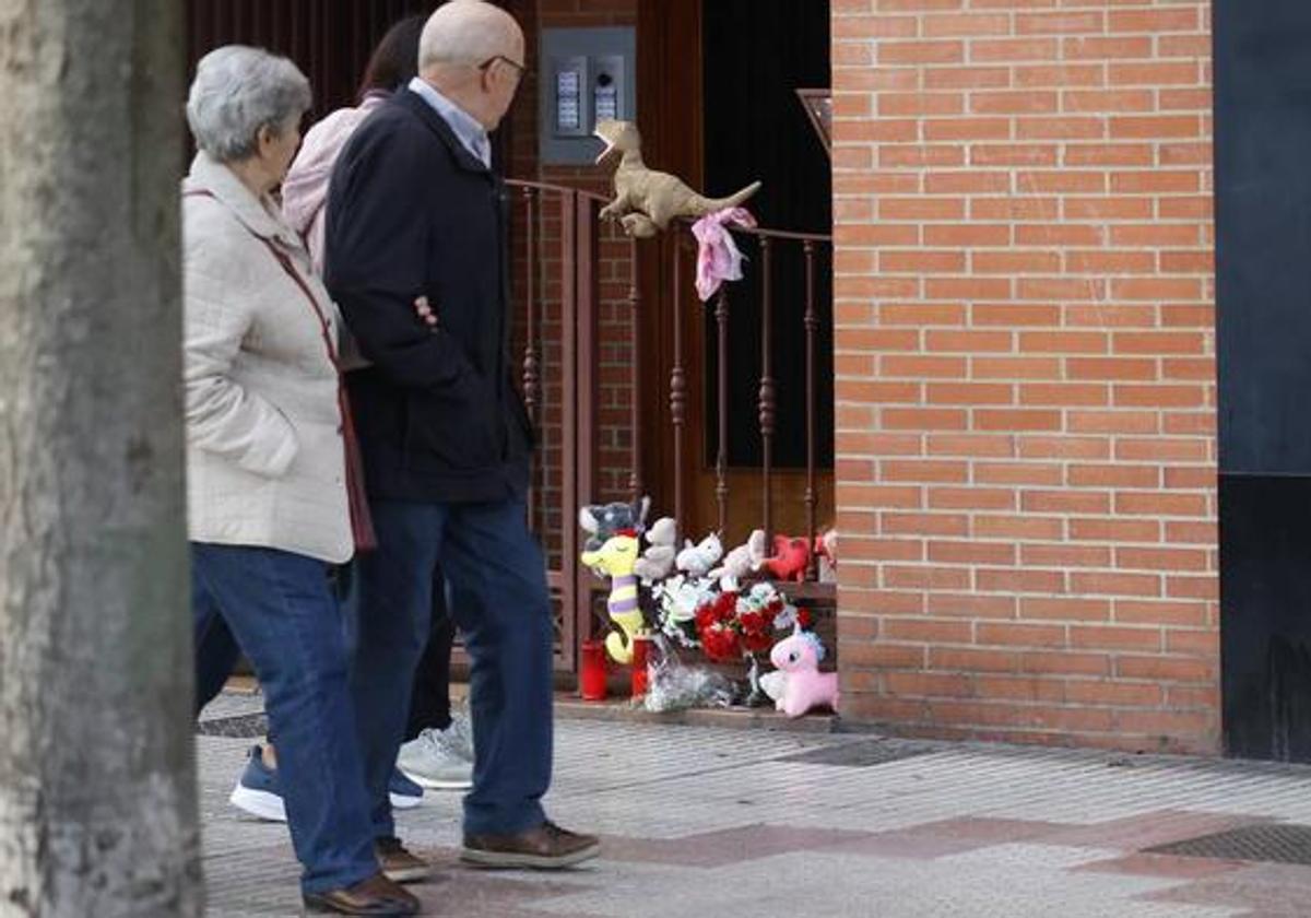 Flores y peluches en la casa donde fue asesinada Olivia.