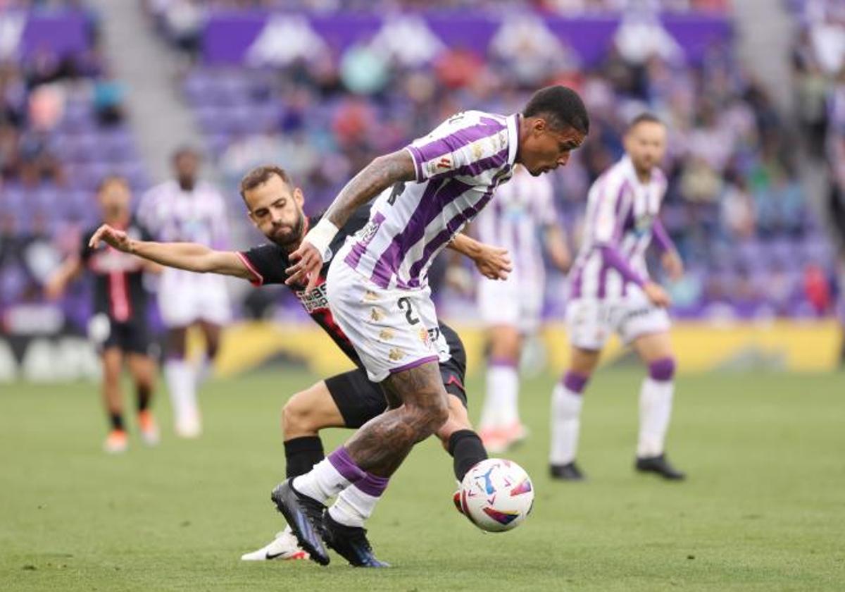 Kenedy trata de sortear a Hector Hevel durante el Real Valladolid-Cartagena