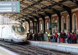 Una tren AVE llega a la estación de Campo Grande.