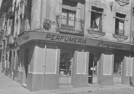 Fotografía de los años cincuenta del comercio ubicado en el número 11 de la calle Conde Ansúrez.