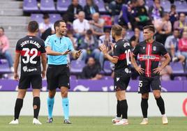 González Francés tranquiliza a los jugadores del Cartagena.