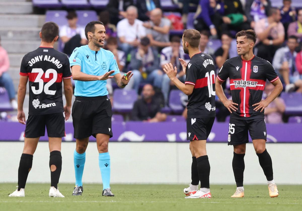 González Francés tranquiliza a los jugadores del Cartagena.