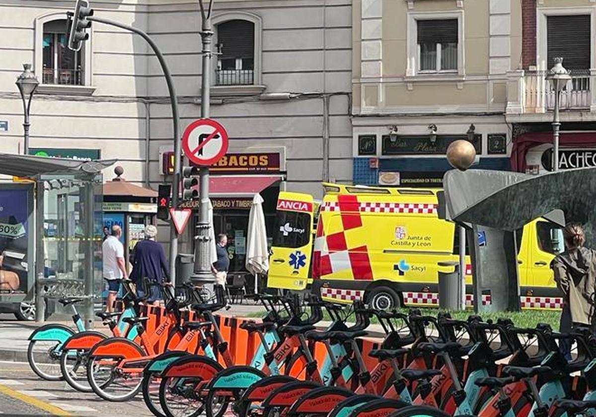 Sanitarios en la puerta del bar después de hallar al hombre fallecido.