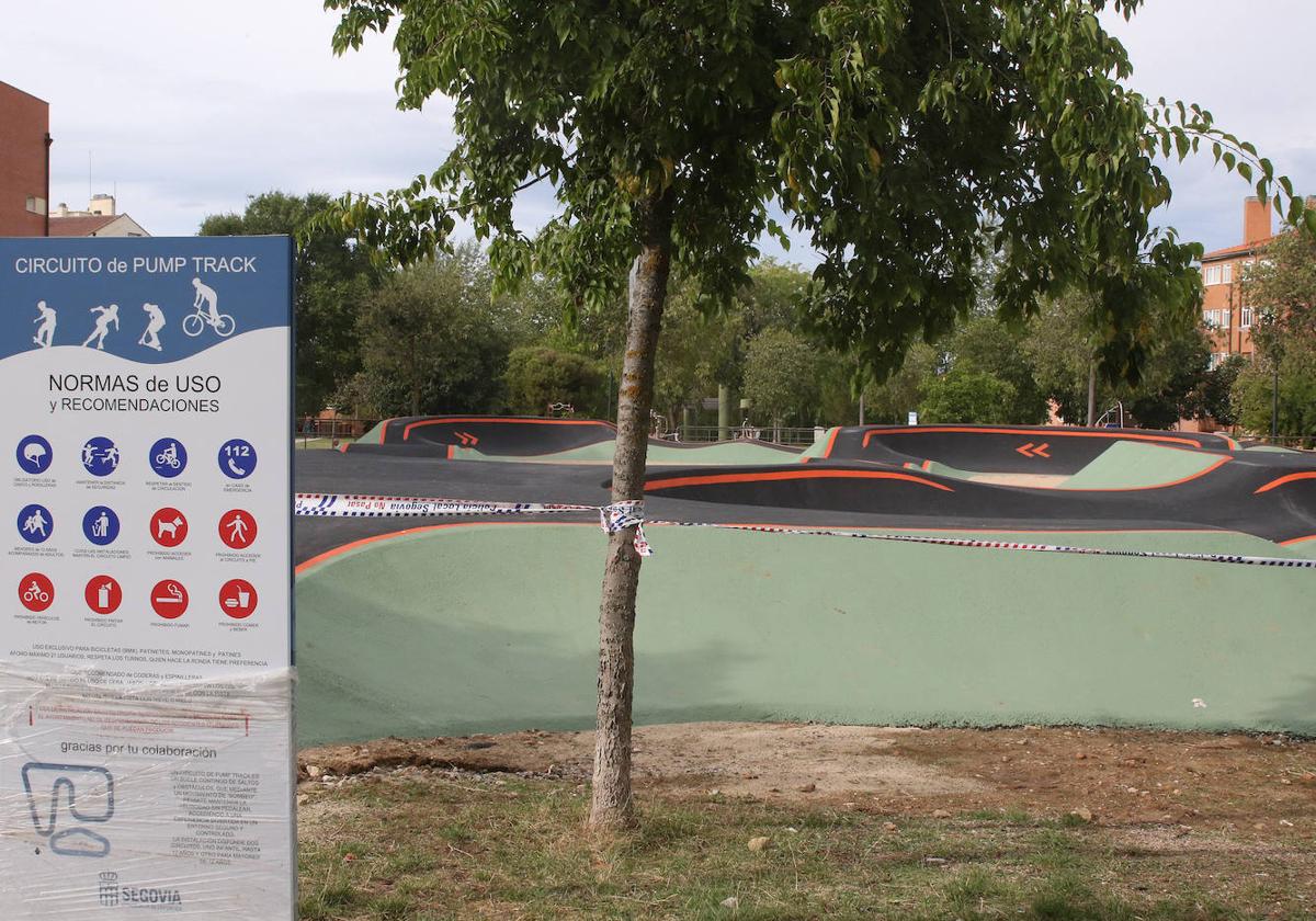 Pista de 'pump track' de Nueva Segovia, acordonada con cintas.