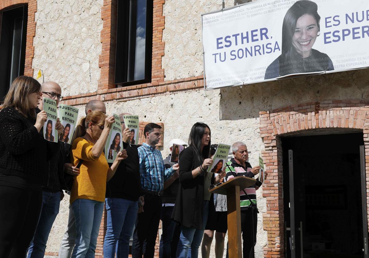 Inés López se dirige a los asistentes bajo la imagen de su hermana que preside el Ayuntamiento de la localidad.