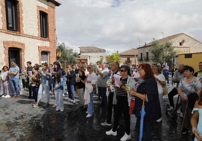 Asistentes a la concentración, desarrollada junto al Ayuntamiento de Traspinedo.