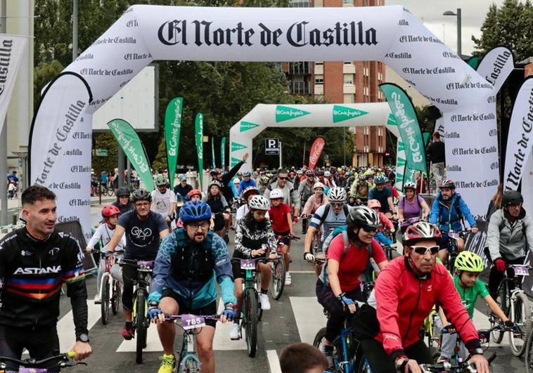 Participantes, esta mañana, en la quinta edición del Día de la Bici de Valladolid.