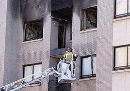 Los Bomberos revisan la zona más afectada por la explosión.