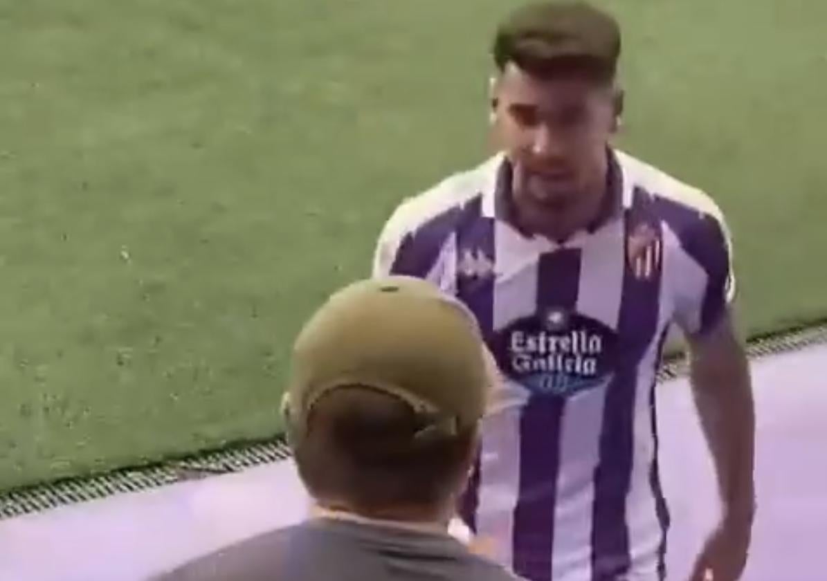 Luis Pérez se encara con un seguidor del Real Valladolid durante el descanso del partido ante el Cartagena