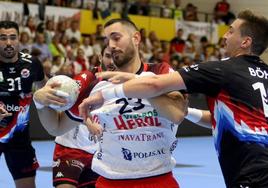 El pivote Dragan Šoljic intenta salvar el balón en un ataque de los jugadores del Blendio Sinfín, este domingo por la tarde.