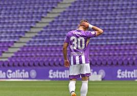 Chuki se lleva la mano a la cabeza en un partido del Promesas en Zorrilla.