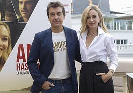 Javier Veiga junto a Marta Hazas, su pareja, con la que comparte reparto en el filme que él dirige.