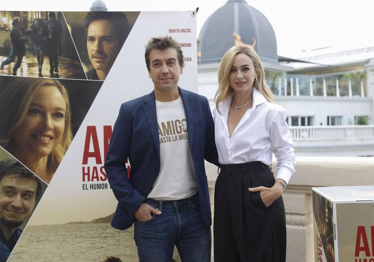 Javier Veiga junto a Marta Hazas, su pareja, con la que comparte reparto en el filme que él dirige.