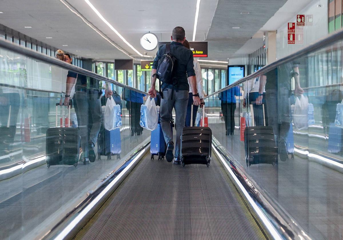 Viajeros en el aeropuerto de Barajas.