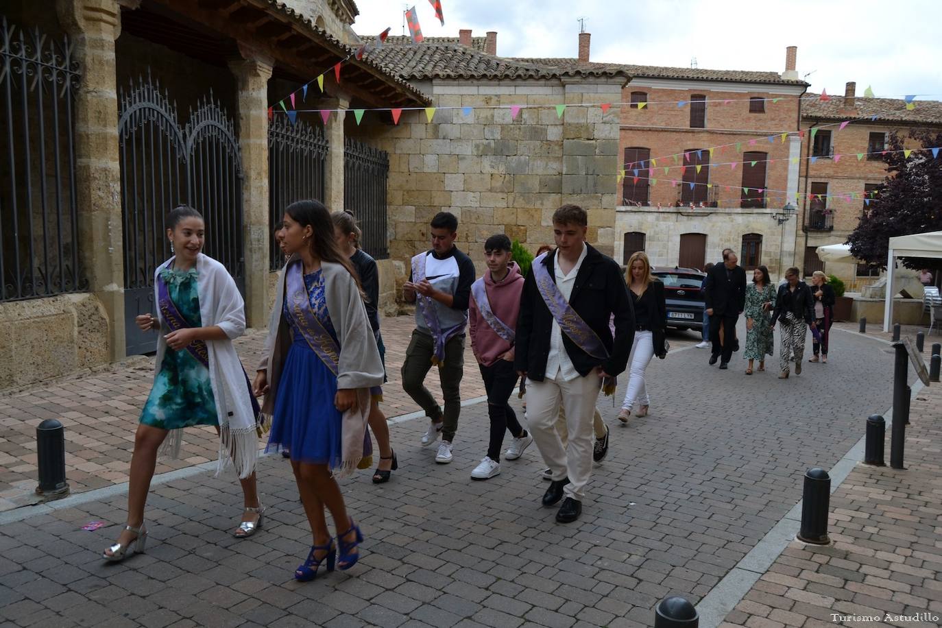 Alegría y color en Astudillo en las fiestas de la Santa Cruz