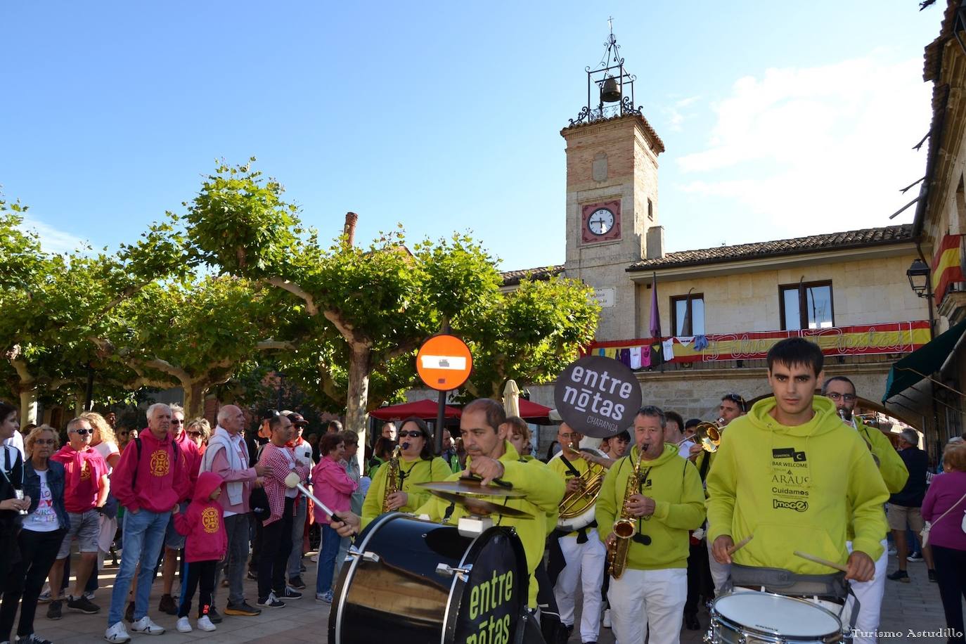 Alegría y color en Astudillo en las fiestas de la Santa Cruz