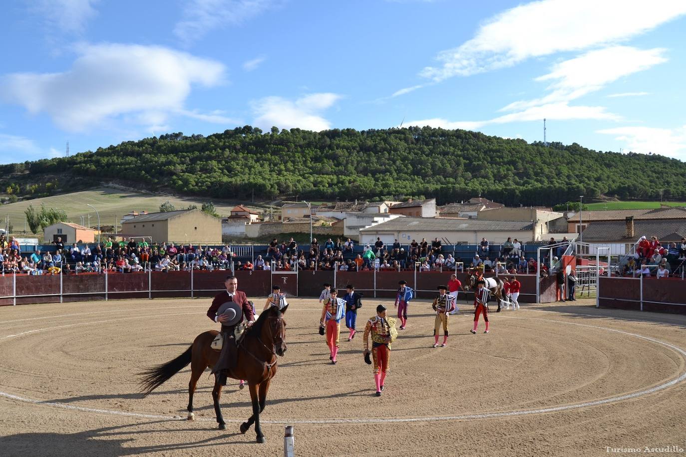 Alegría y color en Astudillo en las fiestas de la Santa Cruz