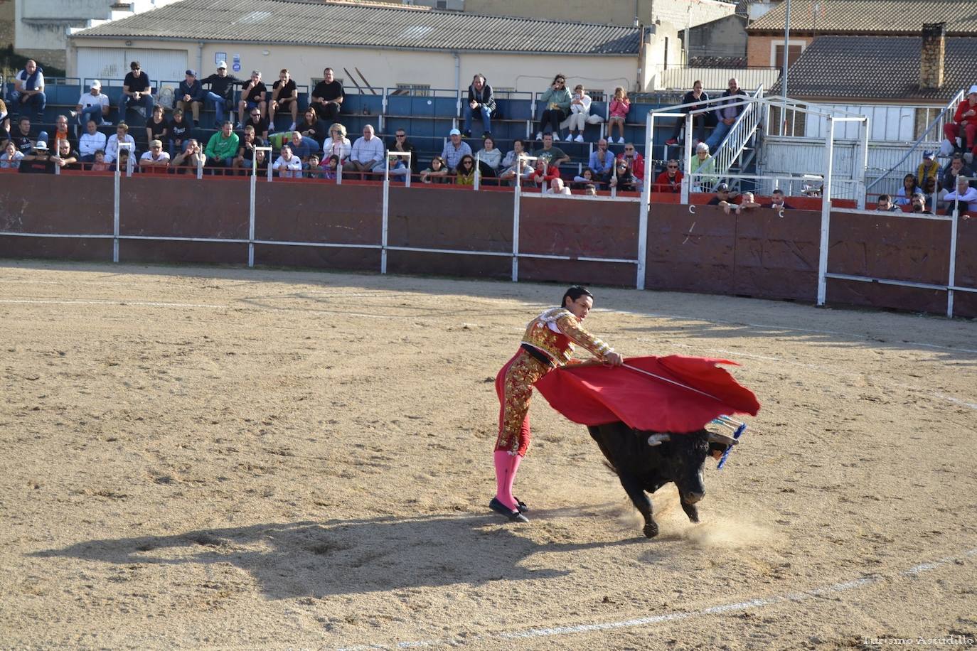 Alegría y color en Astudillo en las fiestas de la Santa Cruz