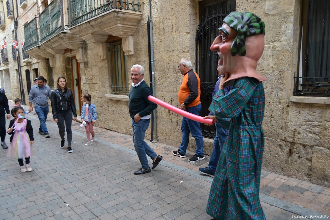 Alegría y color en Astudillo en las fiestas de la Santa Cruz