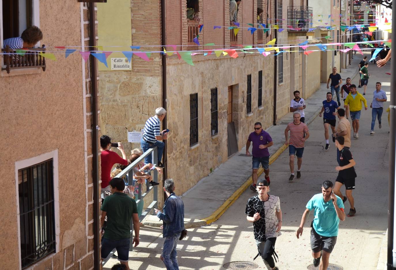 Alegría y color en Astudillo en las fiestas de la Santa Cruz