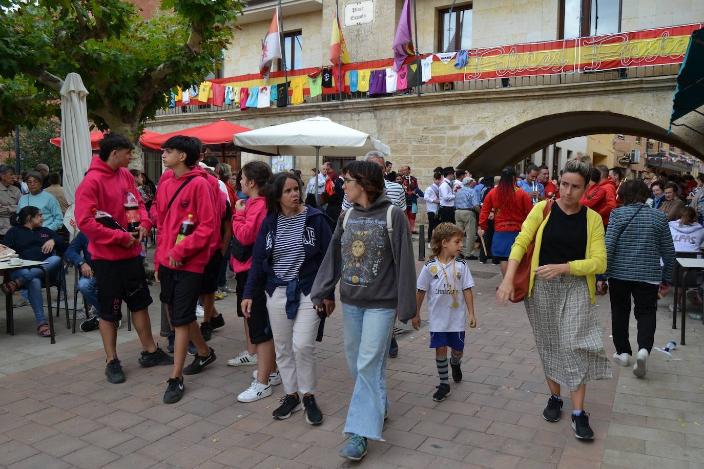 Alegría y color en Astudillo en las fiestas de la Santa Cruz