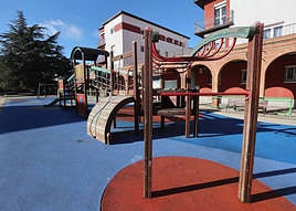 Zona de juegos infantiles en el barrio del Carmen.