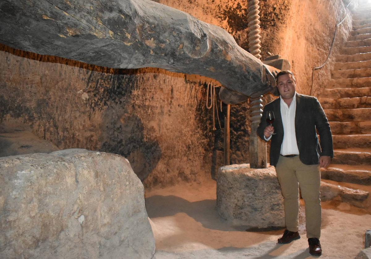 Jaime Rodríguez en una de las bodegas tradicionales del municipio