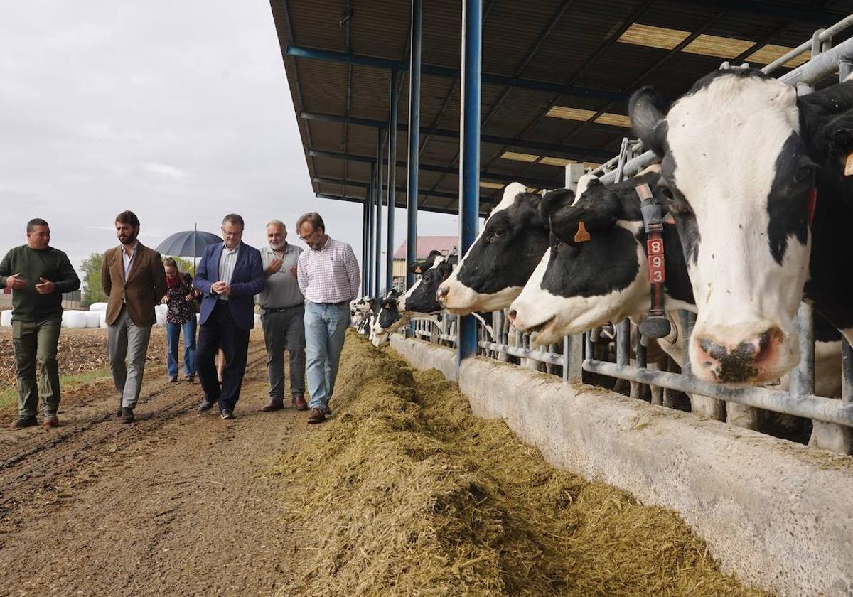 García-Gallardo visita una granja de vacuno a finales de 2022.