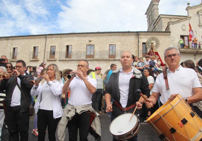 El grupo de dulzaineros y tamboriles delante de niños subidos a la carroza en la salida de la patrona desde el santuario.