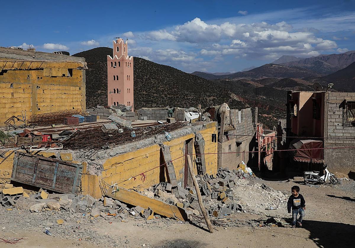 Un niño camino por los edficios derrumbados de Moulay Brahim.