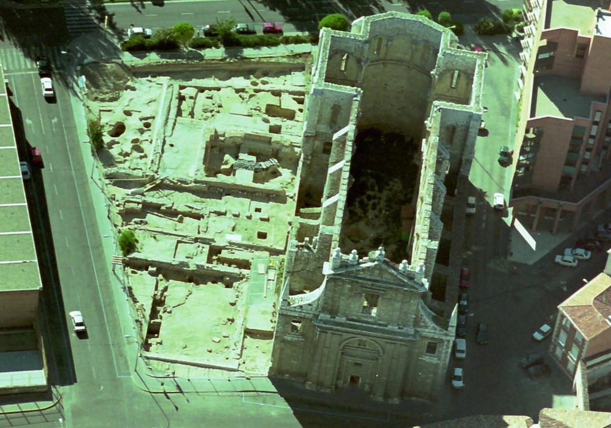 Imagen principal - Arriba, fotografía aérea del año 2000, con las excavaciones arqueológicas realizadas en el convento de San Agustín. Debajo, a la izquierda, restos de la capilla del Sacramento o de Santiago, conocida como la del doctor Jerónimo de Espinosa. A la derecha, lápidas funerarias de los enterramientos del convento