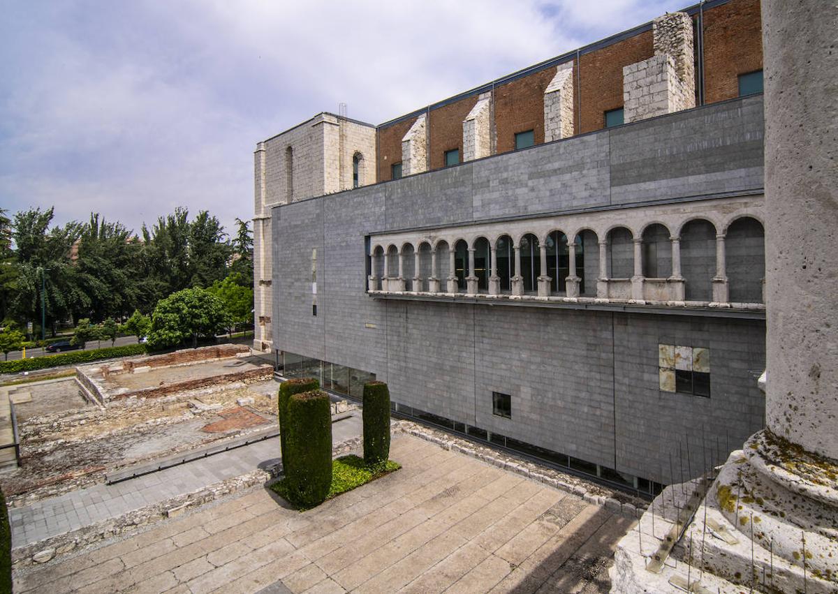 Imagen secundaria 1 - Arriba, fachada de la iglesia y parque arqueológico, tras las rehabilitación en 2004. A la izquierda, arquería del claustro alto (en detalle a la derecha) y vista general del parque arqueológico.