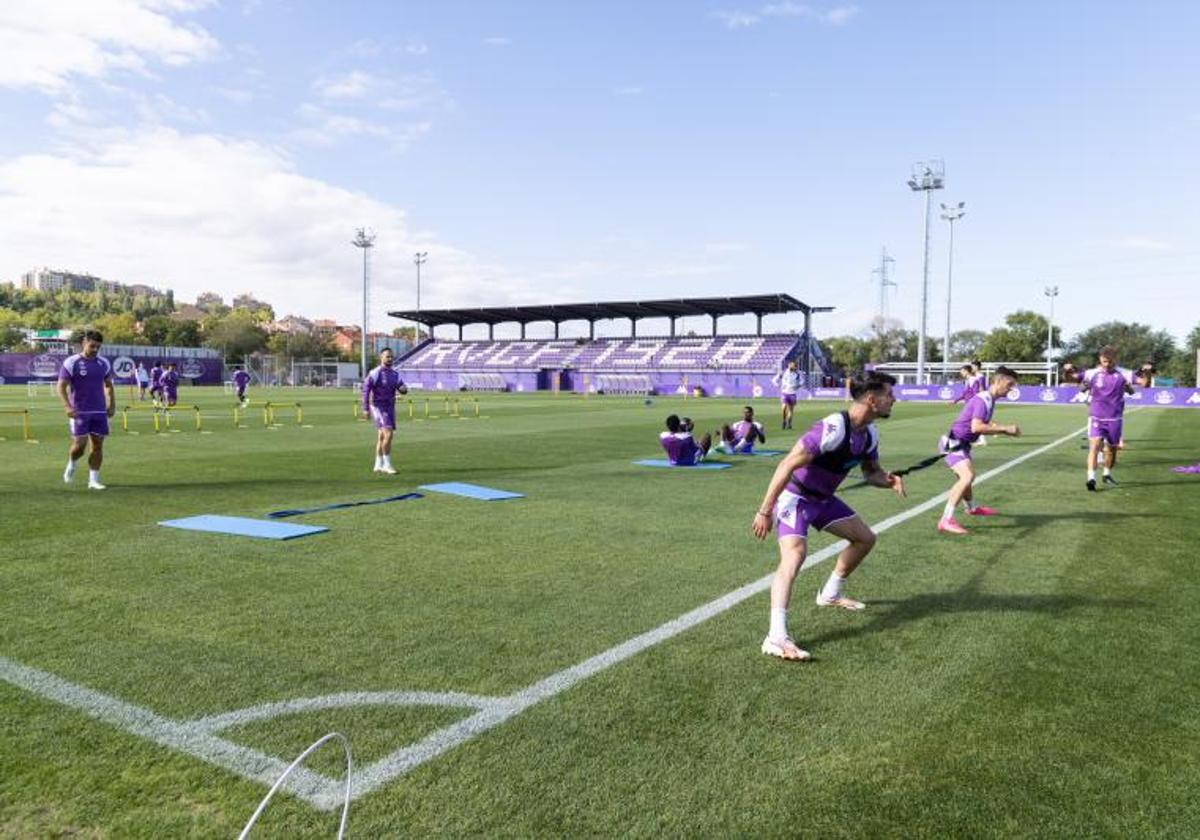 Los futbolistas del Real Valladolid efectúan trabajo físico sobre el césped de los Anexos durante la sesión de este martes.