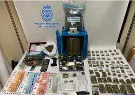Los agentes incautaron distintos tipos de droga, más de 3.000 euros en efectivo, artefactos para la distribución de droga y armas blancas.