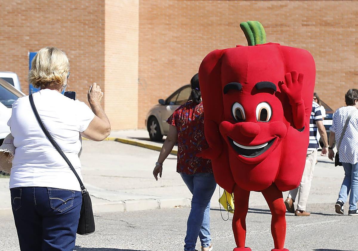 Una mujer fotografía a Pimientín, en una pasada edición de la feria.