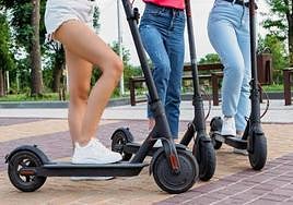 El patinete eléctrico se ve cada vez con más frecuencia en las ciudades.