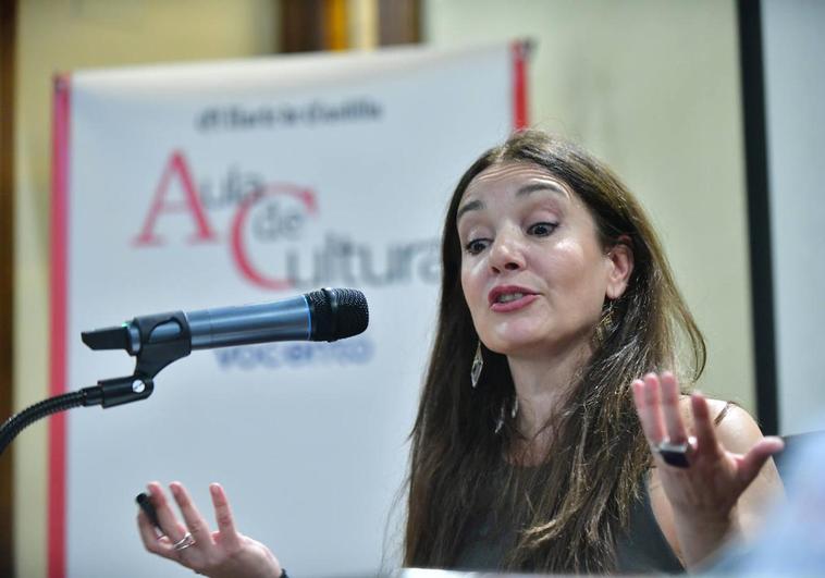 Carmen Sánchez-Risco durante la charla en el Aula de Cultura de El Norte.