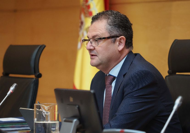 El consejero urge a Planas a implicarse con los ganaderos afectados por la EHE