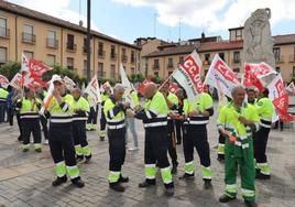 Concentración de protesta de trabajadores de Urbaser en la Calle Mayor.