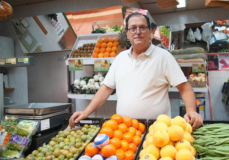 Manuel Tuda de 'Fruterías Cerezo' en el Mercado del Campillo.