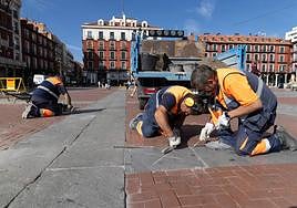 Los operarios trabajan en las losas marcadas con una cruz en la Plaza Mayor.