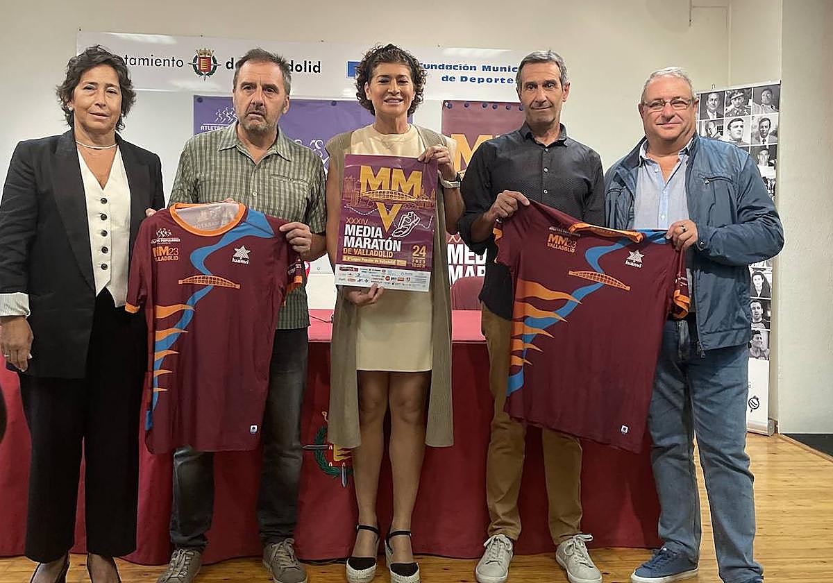 La representante de Aquavall, Juan Carlos Cristóbal, Mayte Martínez, José María de Vega y Gerardo García en la presentación de la Media Maratón.
