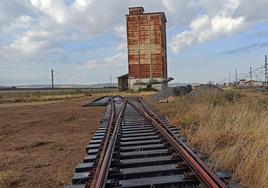 Nuevas vías, pendientes de colocar en la estación de Quintana del Puente.