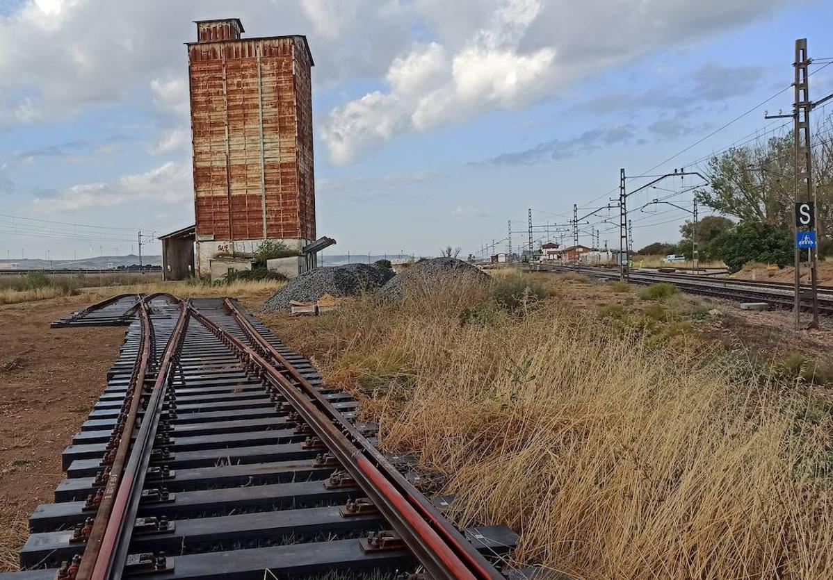 Nuevas vías, pendientes de colocar en la estación de Quintana del Puente.