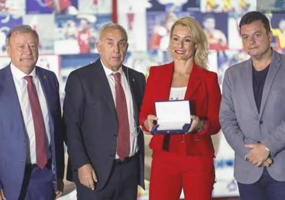 Lydia Valentín recibe un reconocimiento a su exitosa carrera el día de su retirada.