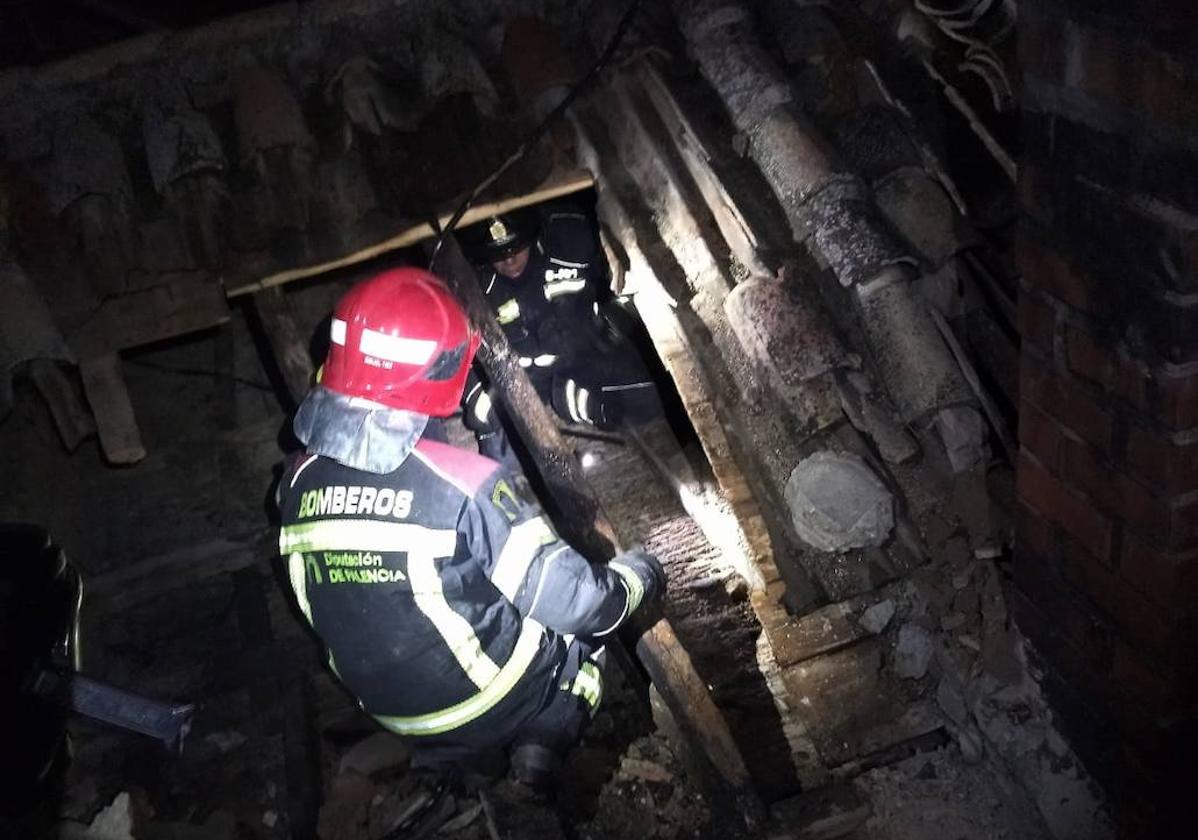 Los bomberos trabajan en la extinción del fuego.