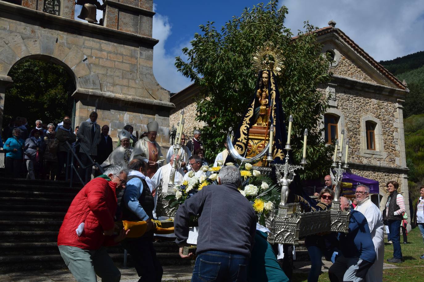 La romería de la Virgen del Brezo en Villafría de la Peña reúne a miles de fieles