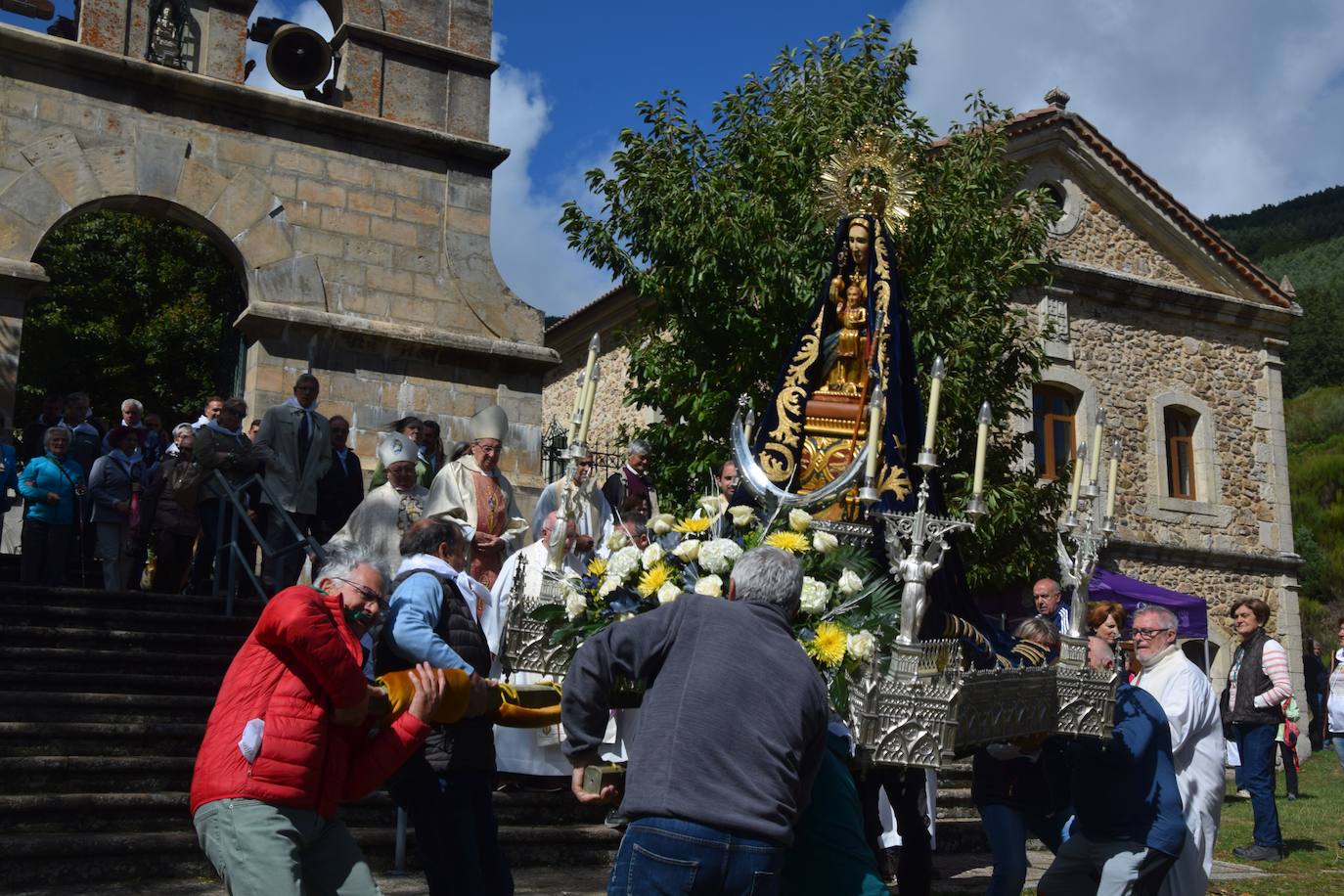 La romería de la Virgen del Brezo en Villafría de la Peña reúne a miles de fieles