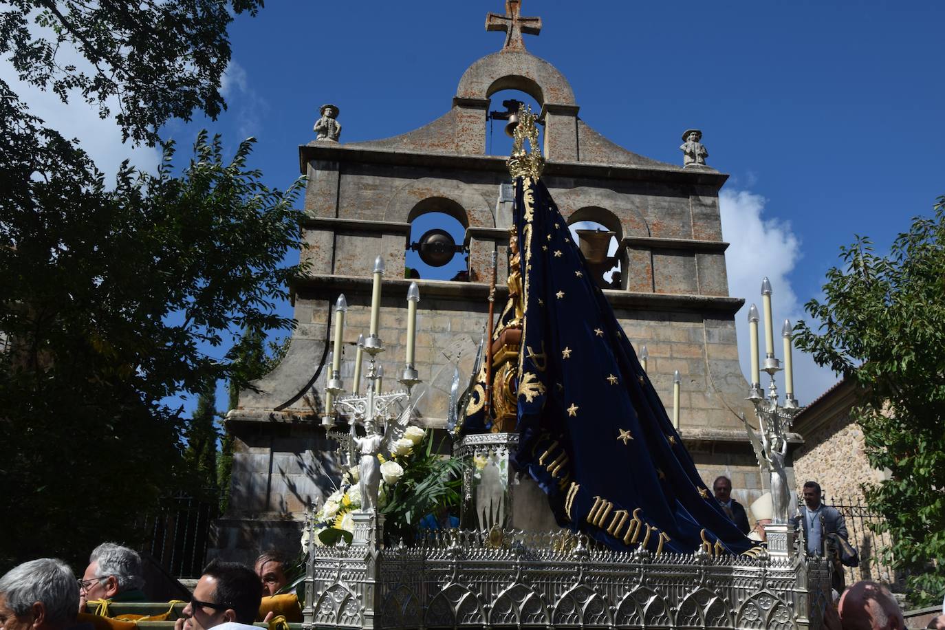 La romería de la Virgen del Brezo en Villafría de la Peña reúne a miles de fieles